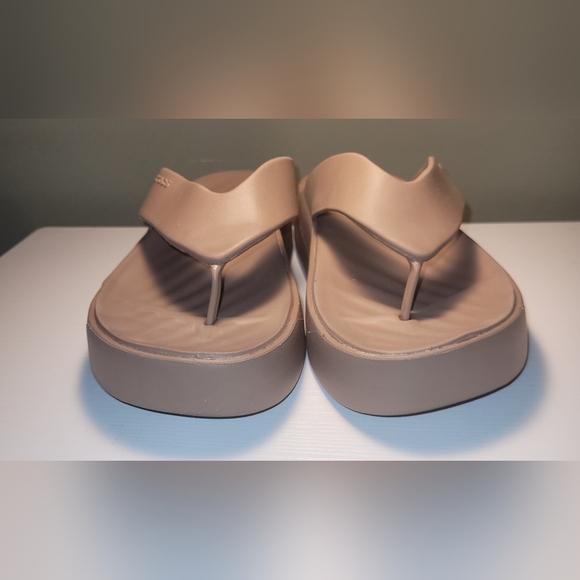 Crocs Platform Latte Flip Flops. Size 7 Soft and Comfy - Picture 3 of 8